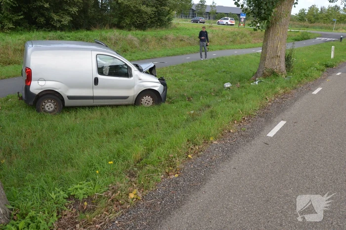 Bestelbus botst frontaal tegen boom