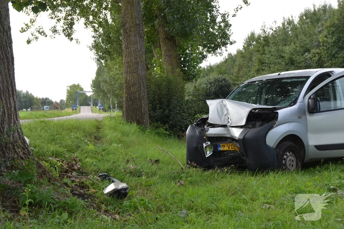 Bestelbus botst frontaal tegen boom