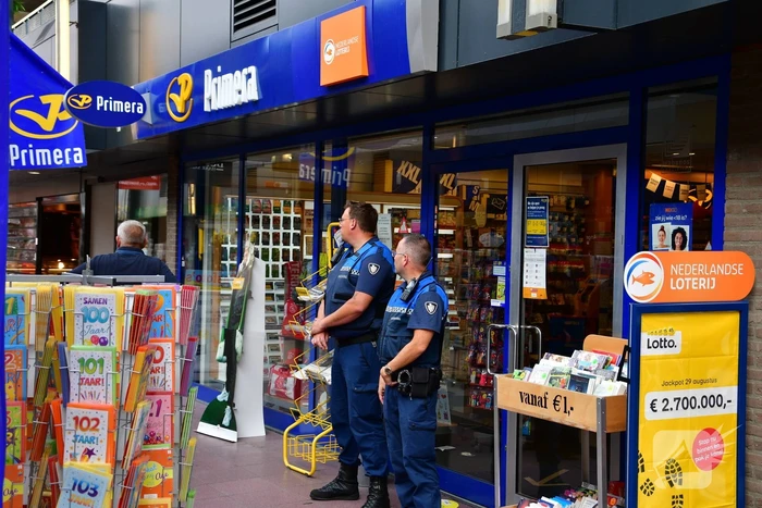 Jongeman pleegt met steekwapen overval op Primera in winkelcentrum 't Lelycentre