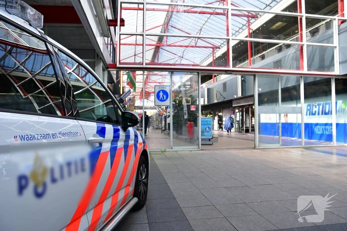 Jongeman pleegt met steekwapen overval op Primera in winkelcentrum 't Lelycentre