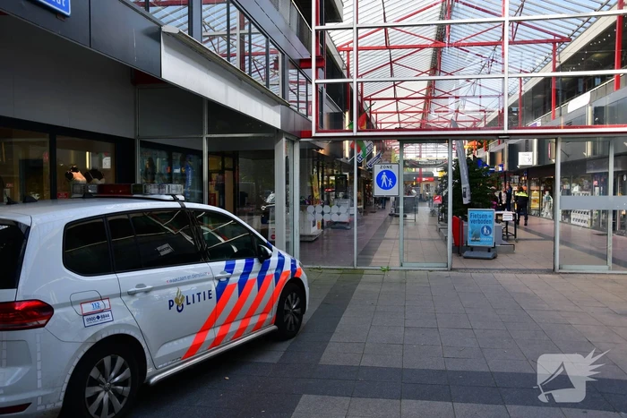 Jongeman pleegt met steekwapen overval op Primera in winkelcentrum 't Lelycentre
