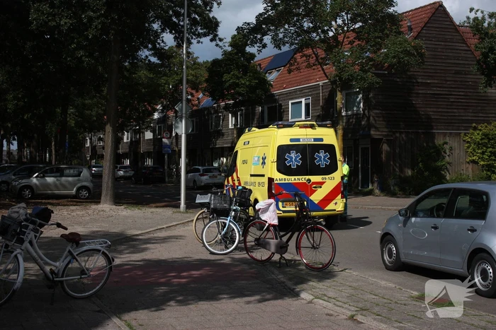 Scholiere onderweg naar school gaat onderuit na afsnijdactie