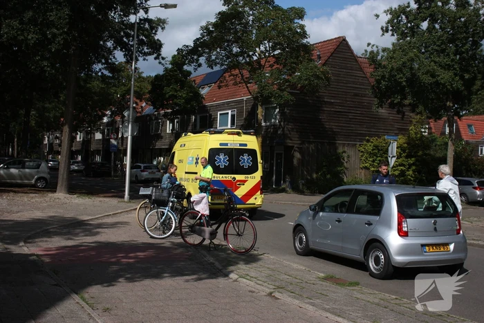 Scholiere onderweg naar school gaat onderuit na afsnijdactie