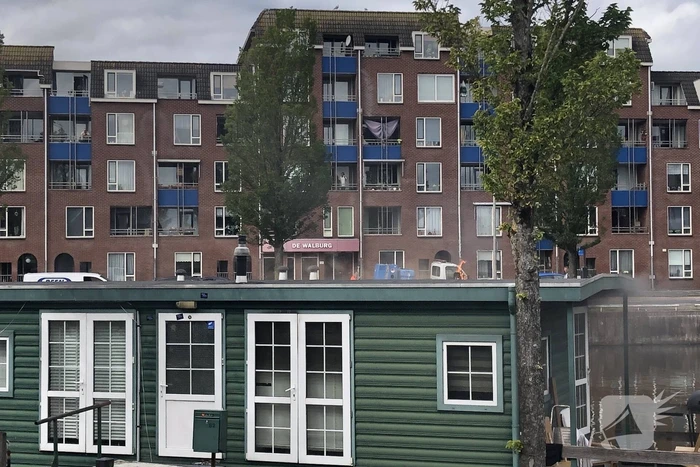 Afzuigkap op woonboot vat vlam