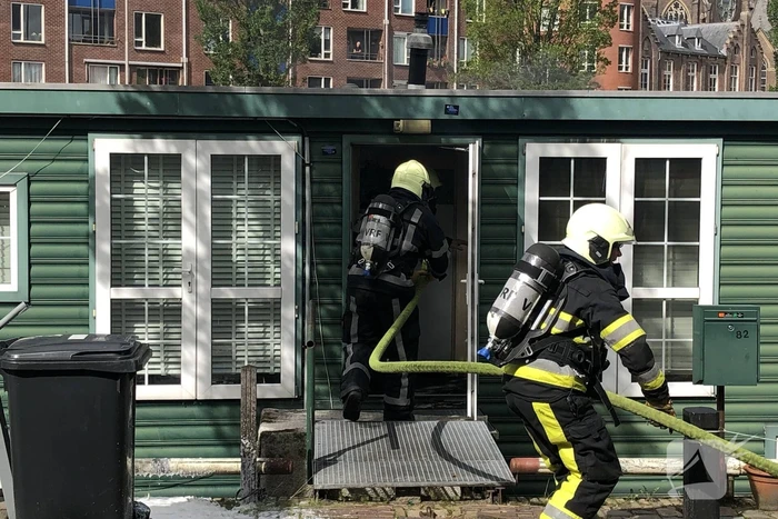 Afzuigkap op woonboot vat vlam