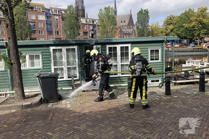 Afzuigkap op woonboot vat vlam