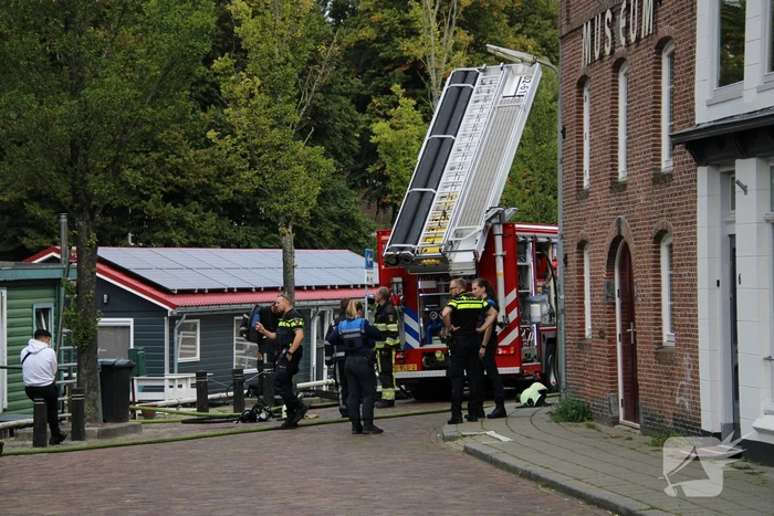 Afzuigkap op woonboot vat vlam