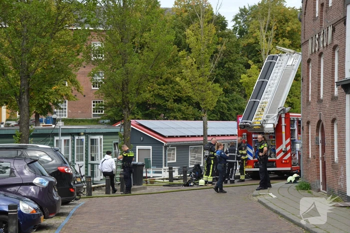 Afzuigkap op woonboot vat vlam