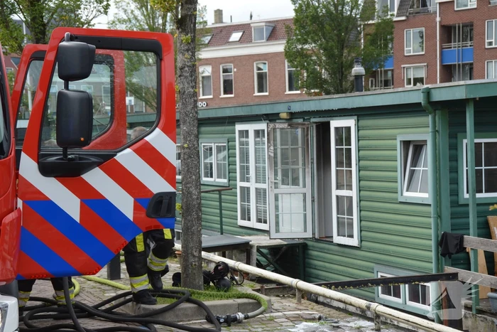 Afzuigkap op woonboot vat vlam