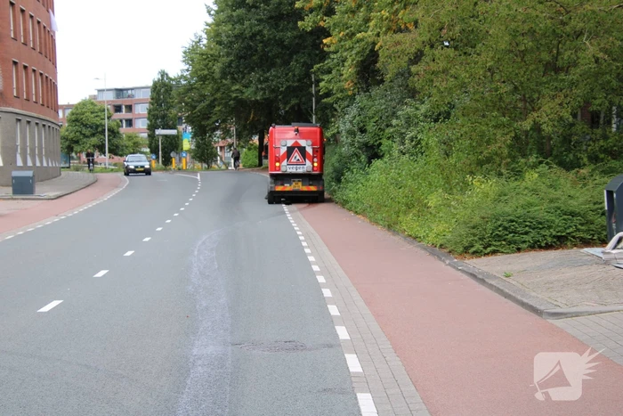 Veegwagen laat oliespoor op wegdek achter