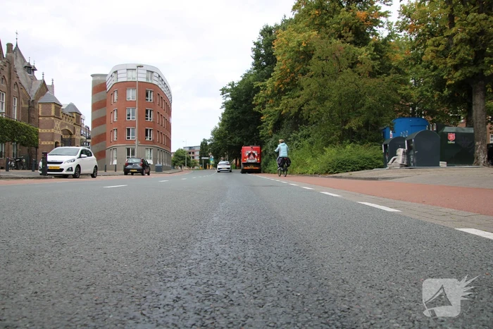 Veegwagen laat oliespoor op wegdek achter