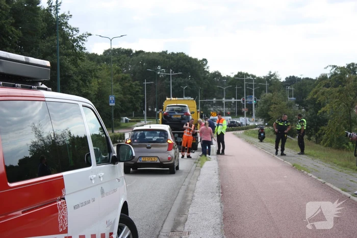 Bestuurder let niet op en botst op voorganger