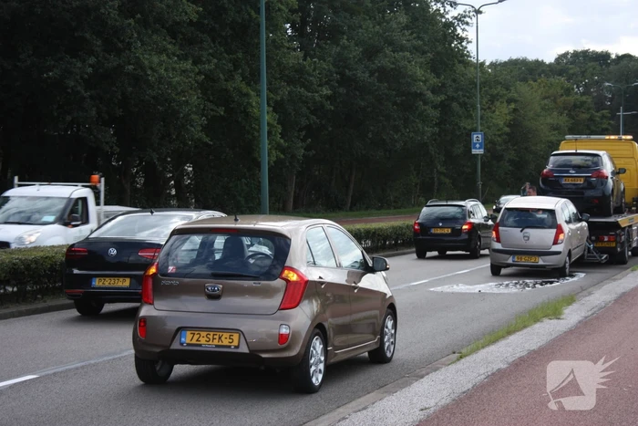 Bestuurder let niet op en botst op voorganger