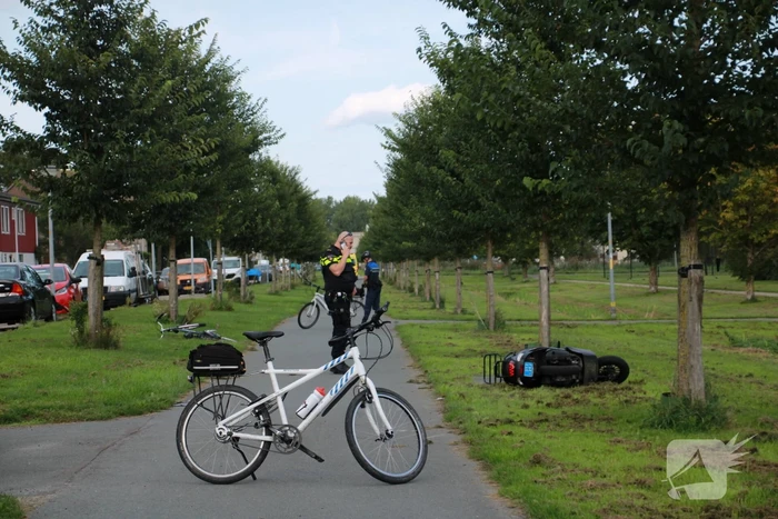 Fietser en scooterrijder gewond na aanrijding