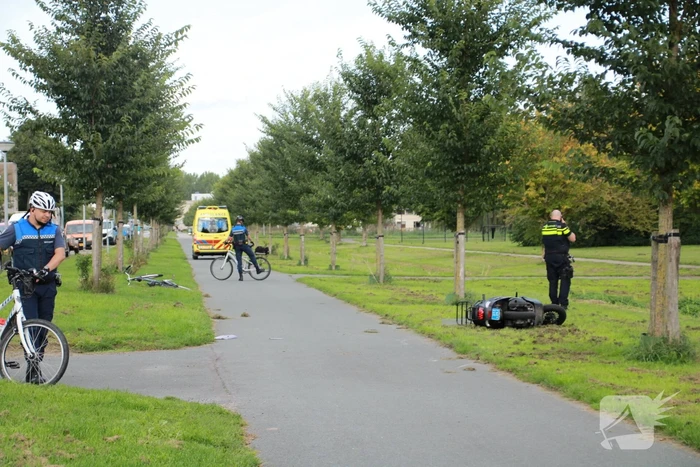 Fietser en scooterrijder gewond na aanrijding