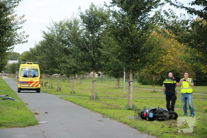 Fietser en scooterrijder gewond na aanrijding