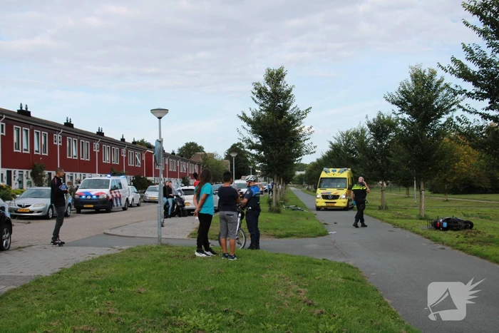 Fietser en scooterrijder gewond na aanrijding