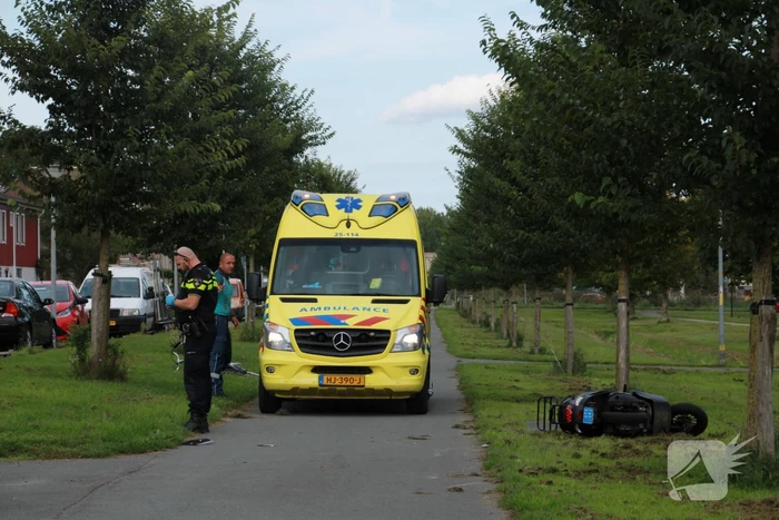 Fietser en scooterrijder gewond na aanrijding