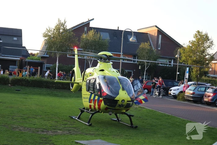 Gevallen fietser zorgt voor traumahelikopter in woonwijk