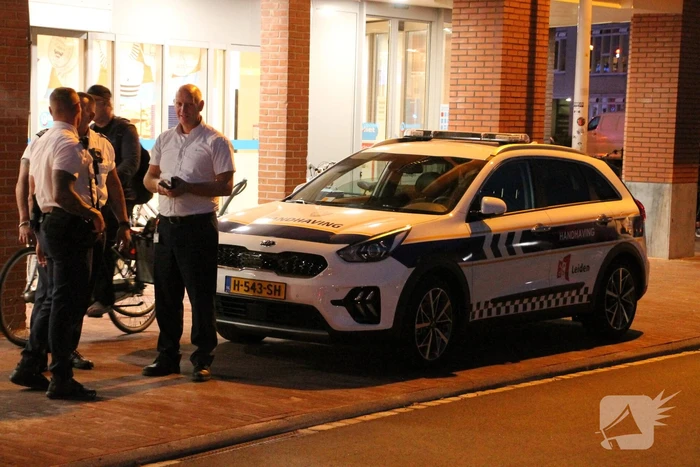Man loopt tegen bus en raakt gewond