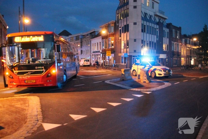 Man loopt tegen bus en raakt gewond