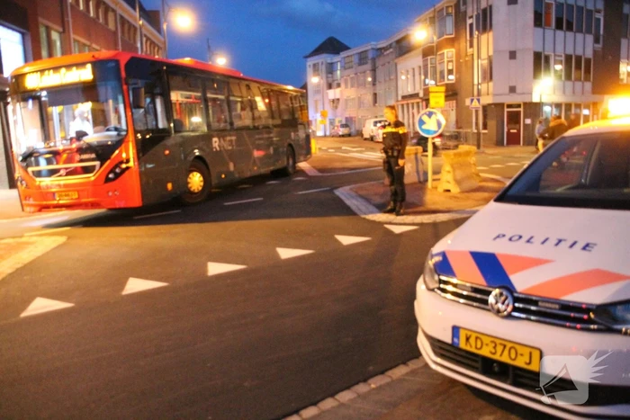 Man loopt tegen bus en raakt gewond