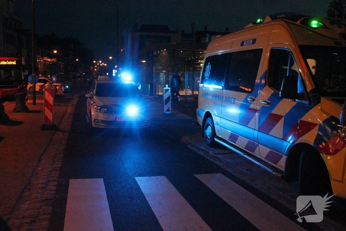 Man loopt tegen bus en raakt gewond