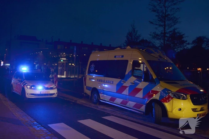 Man loopt tegen bus en raakt gewond