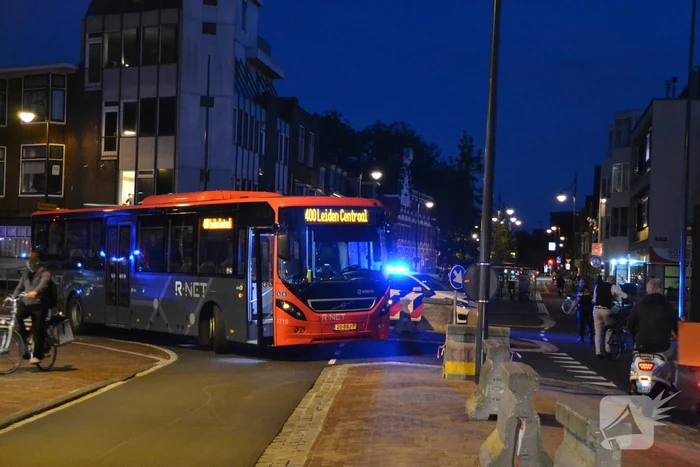 Man loopt tegen bus en raakt gewond