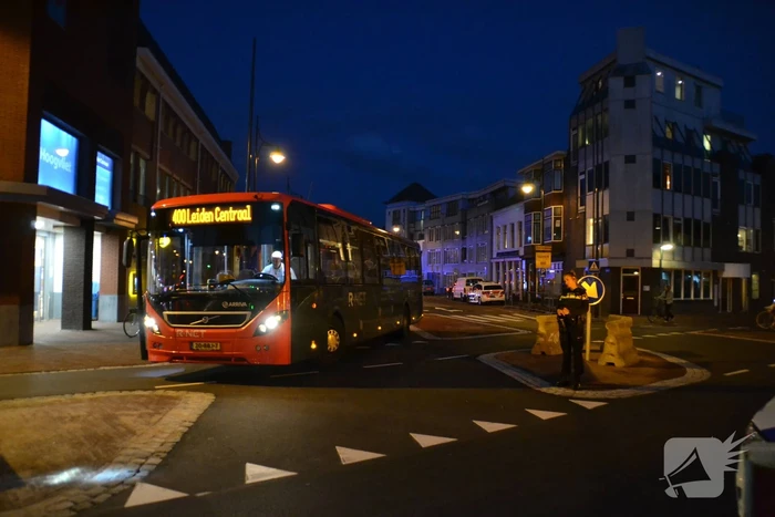 Man loopt tegen bus en raakt gewond