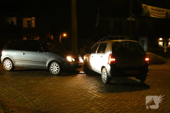 Aanhouding na aanrijding tussen twee auto's