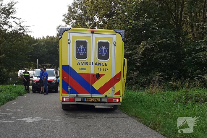 Auto raakt van de weg en belandt in de sloot