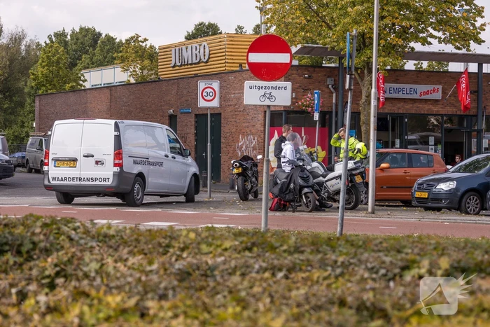 Waardetransport-bestelbus botst op scooterrijder