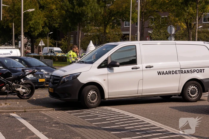 Waardetransport-bestelbus botst op scooterrijder