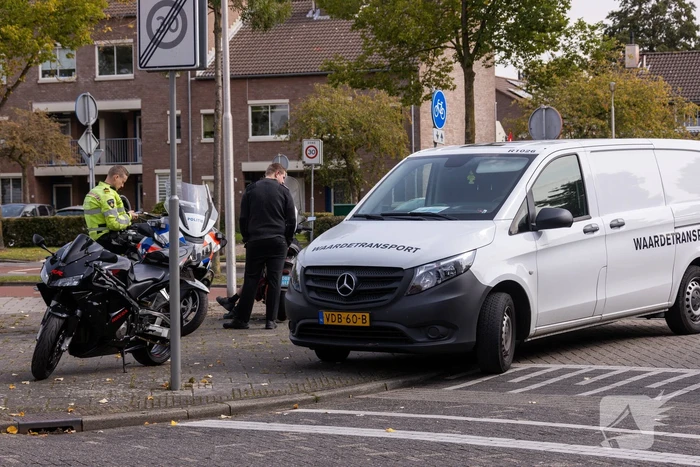 Waardetransport-bestelbus botst op scooterrijder