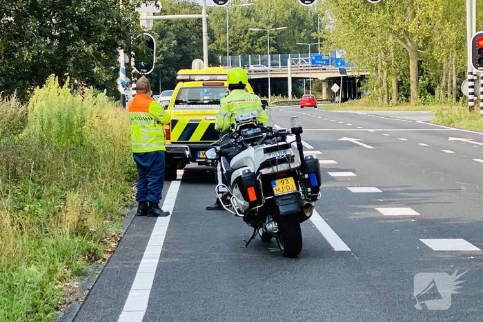 Auto gaat in vlammen op, verbindingsweg A65 dicht