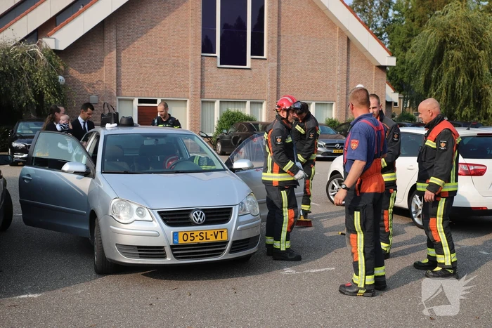 Brandweer bevrijdt kind uit vergrendelde auto