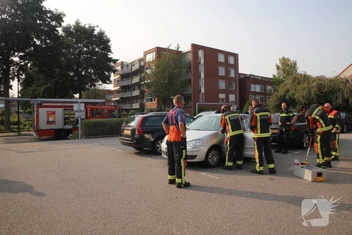 Brandweer bevrijdt kind uit vergrendelde auto
