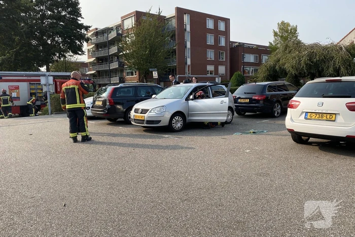 Brandweer bevrijdt kind uit vergrendelde auto