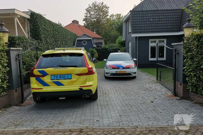 Overleden persoon aangetroffen in woning, politie doet onderzoek