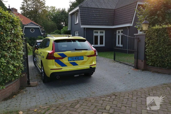 Overleden persoon aangetroffen in woning, politie doet onderzoek