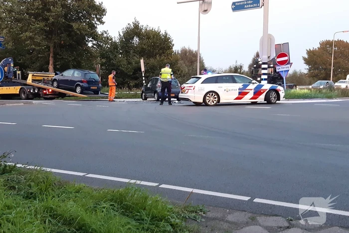 Auto's botsen op kruising