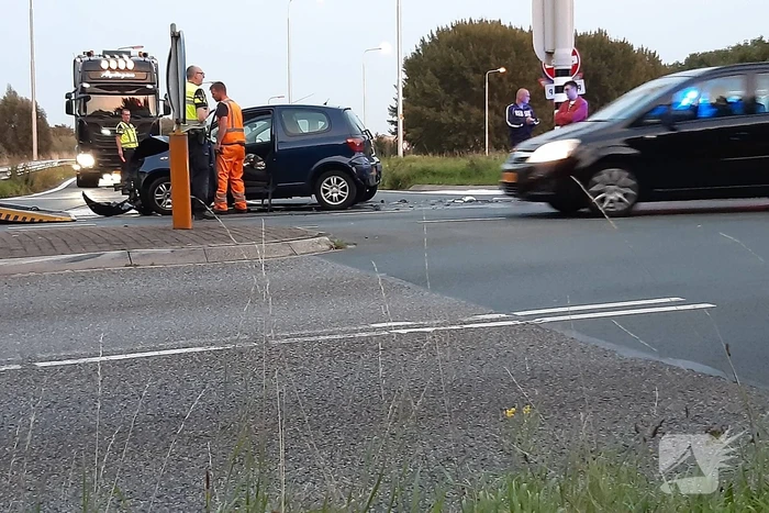 Auto's botsen op kruising