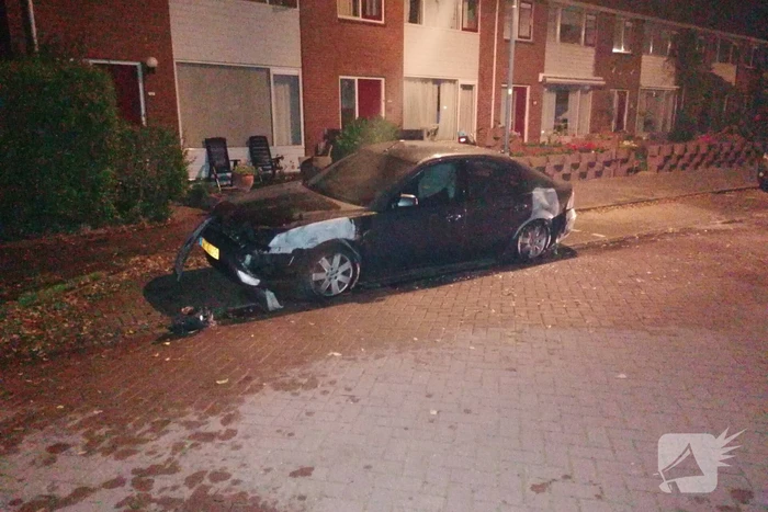 Auto verwoest na brand