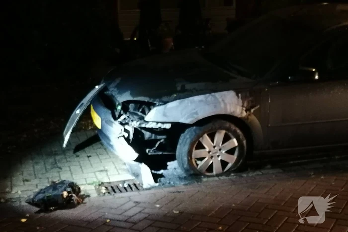 Auto verwoest na brand