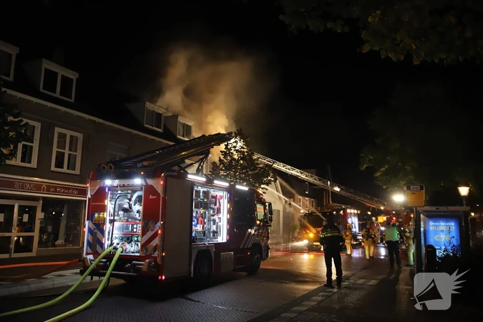 Grote uitslaande brand in cafetaria