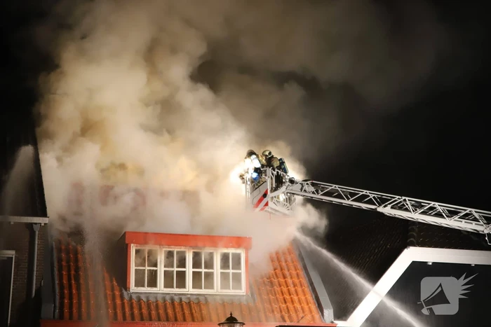 Grote uitslaande brand in cafetaria
