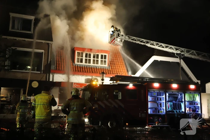 Grote uitslaande brand in cafetaria