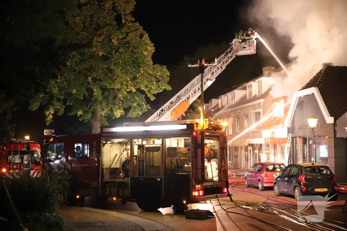 Grote uitslaande brand in cafetaria