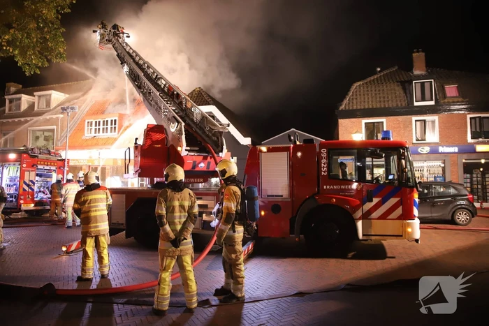 Grote uitslaande brand in cafetaria